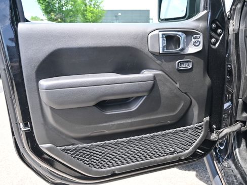 Used 2025 Jeep Wrangler Unlimited Rubicon 4xe w/ Convenience Group AWD/4WD image 12