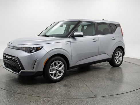 Used 2025 Kia Soul LX w/ LX Technology Package FWD image 3
