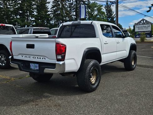 Used 2018 Toyota Tacoma SR5 AWD/4WD image 5