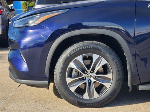 Used 2023 Toyota Highlander XLE image 5
