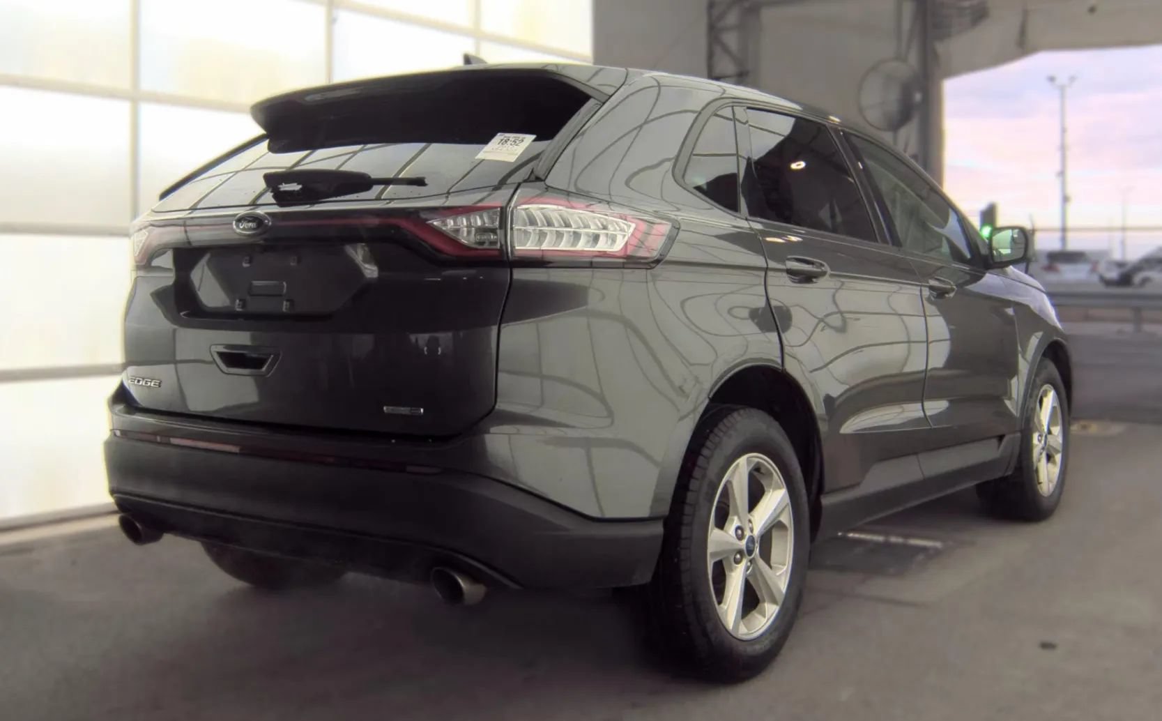 Used 2017 Ford Edge SE AWD/4WD image 2
