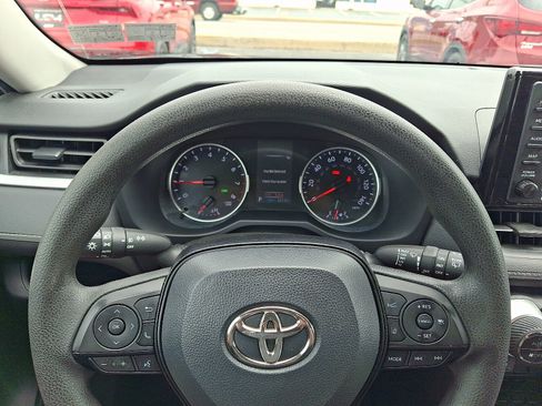 Used 2021 Toyota RAV4 XLE AWD/4WD image 18