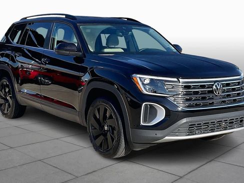 Used 2025 Volkswagen Atlas SE image 3