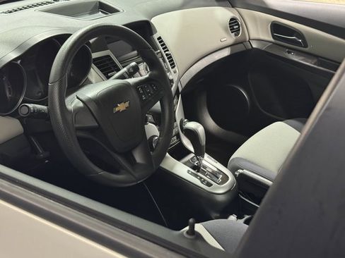 Used 2014 Chevrolet Cruze LS image 11