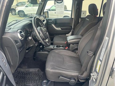 Used 2018 Jeep Wrangler Unlimited Rubicon w/ Connectivity Group image 17