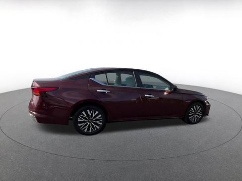Used 2025 Nissan Altima 2.5 SV FWD image 14