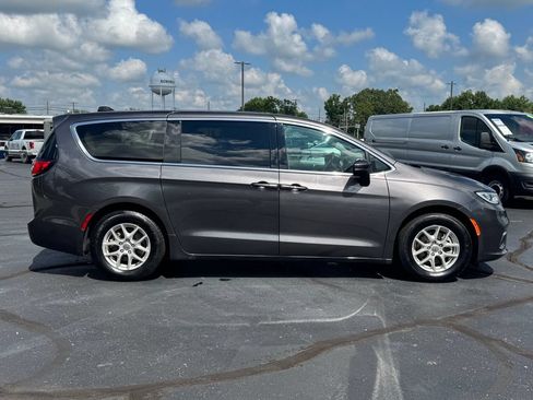 Used 2023 Chrysler Pacifica Touring-L FWD image 21