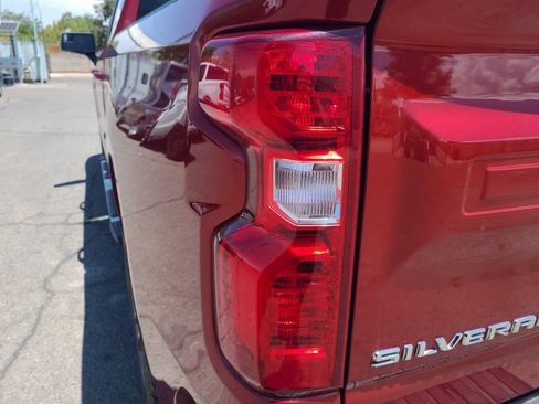 Used 2021 Chevrolet Silverado 1500 LT AWD/4WD image 25
