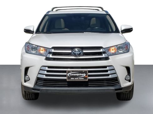 Used 2018 Toyota Highlander XLE image 3