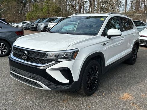 Certified 2024 Volkswagen Taos SE image 3