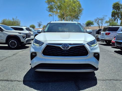 Used 2021 Toyota Highlander Platinum FWD image 2