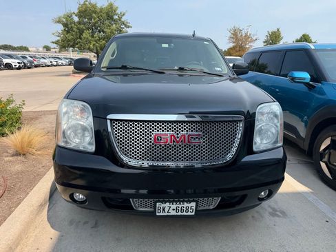 Used 2011 GMC Yukon Denali RWD image 2