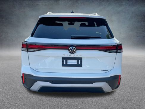 New 2025 Volkswagen Tiguan SE image 30