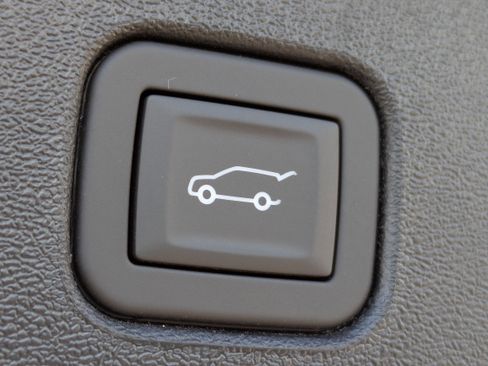 New 2025 Cadillac Optiq Sport 2 w/ LPO, ONYX Package image 18