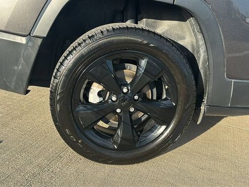 Used 2020 Jeep Cherokee Latitude Plus FWD image 16