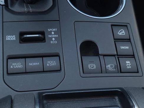 Used 2023 Toyota Highlander XLE image 28