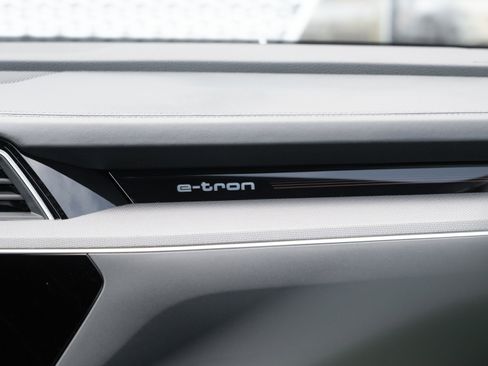 Certified 2022 Audi e-tron S Prestige w/ Prestige Package image 16