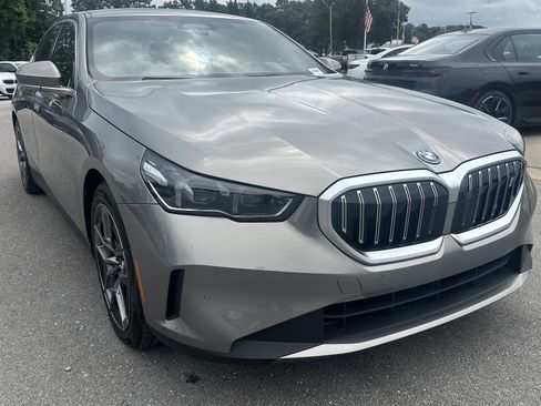 Used 2026 BMW i5 eDrive40 AWD/4WD image 2