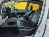 Used 2022 Chrysler Pacifica Limited w/ Uconnect Theater Family Group image 2