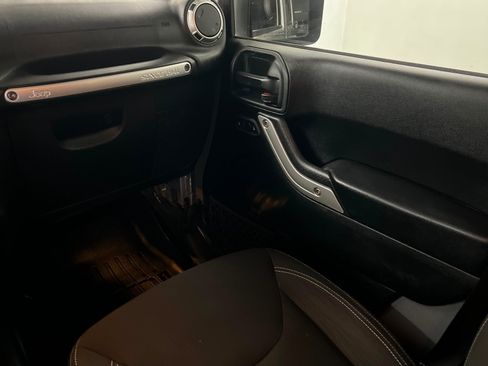 Used 2018 Jeep Wrangler Unlimited Sahara AWD/4WD image 10