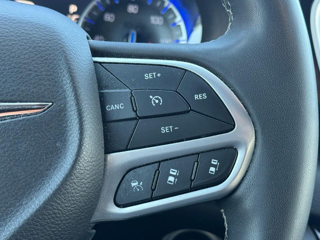 Used 2025 Chrysler Pacifica Select FWD image 22