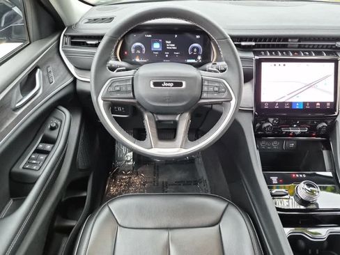 Used 2023 Jeep Grand Cherokee Limited AWD/4WD image 9