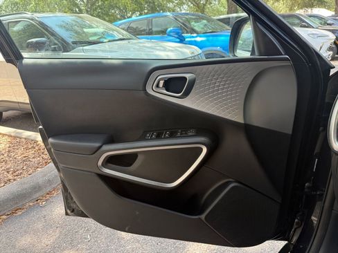 Used 2025 Kia Soul LX w/ LX Technology Package FWD image 20