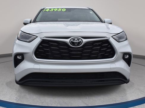 Used 2025 Toyota Highlander XLE FWD image 3