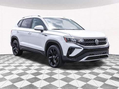 Used 2023 Volkswagen Taos SE w/ Black Wheel Package FWD image 10