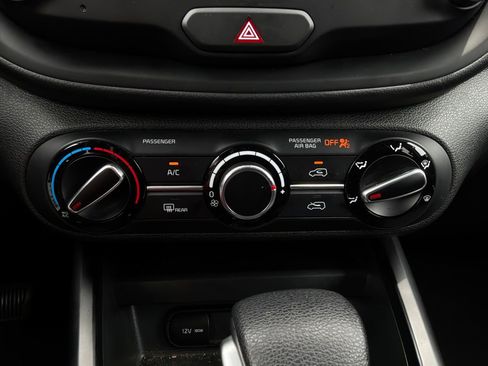 Used 2025 Kia Soul LX w/ LX Technology Package FWD image 24