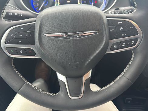 Used 2025 Chrysler Pacifica Select image 14