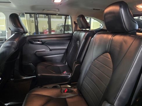 Used 2023 Toyota Highlander XLE FWD image 15