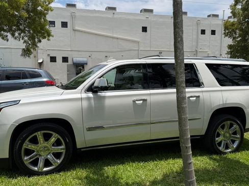 Used 2017 Cadillac Escalade ESV Premium Luxury AWD/4WD image 4
