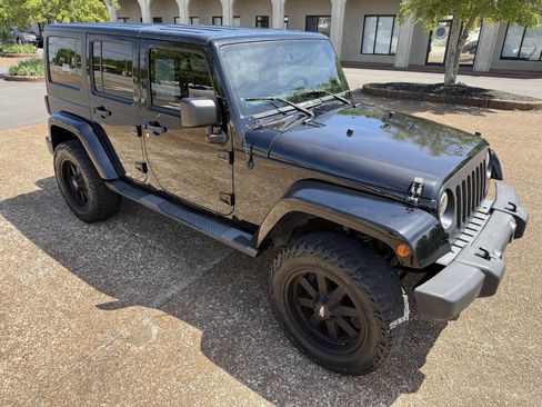 Used 2012 Jeep Wrangler Unlimited Sahara w/ Connectivity Group image 18