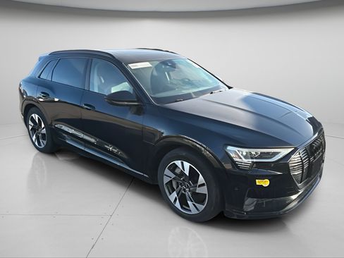 Used 2022 Audi e-tron Premium w/ Convenience Plus Package AWD/4WD image 2