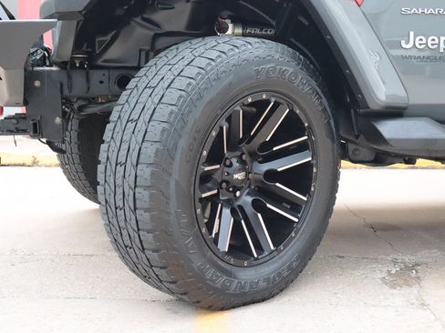 Used 2019 Jeep Wrangler Unlimited Sahara AWD/4WD image 17