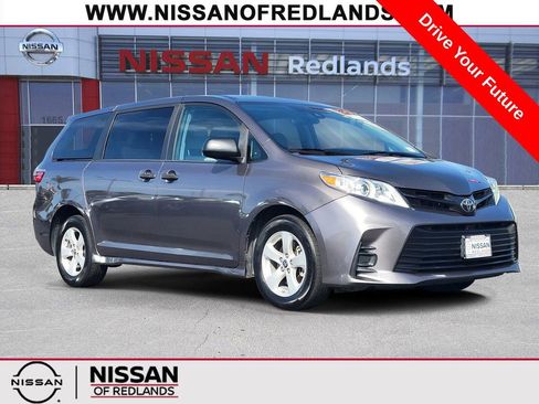 Used 2020 Toyota Sienna L w/ Carpet Mat Package FWD image 1