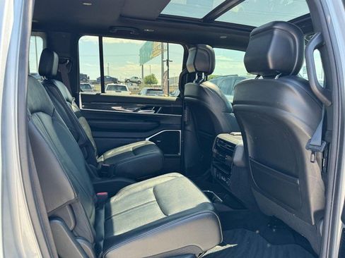 Used 2022 Jeep Wagoneer Series III w/ Premium Group I AWD/4WD image 13