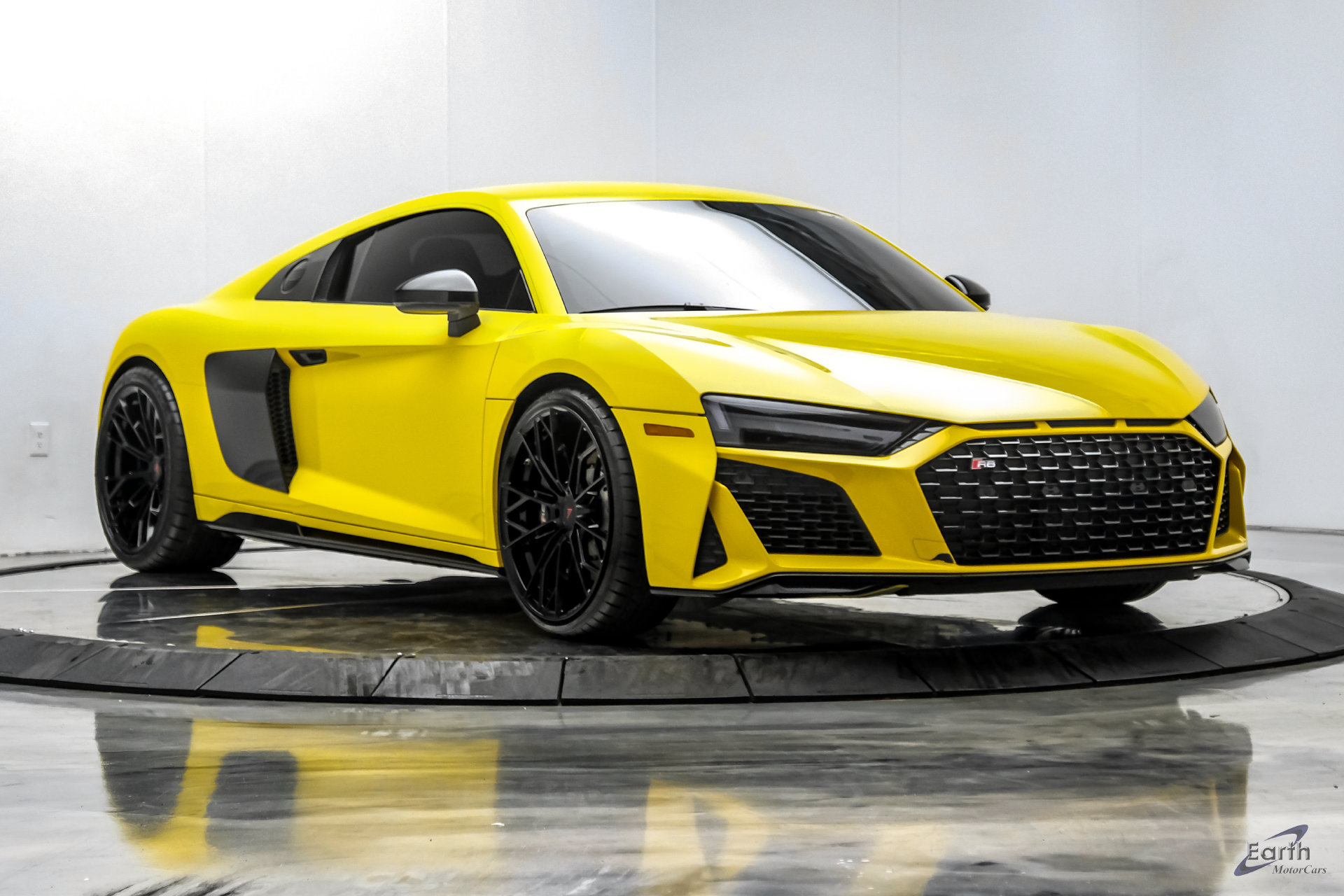 Used 2021 Audi R8 V10 w/ Premium Package RWD image 27