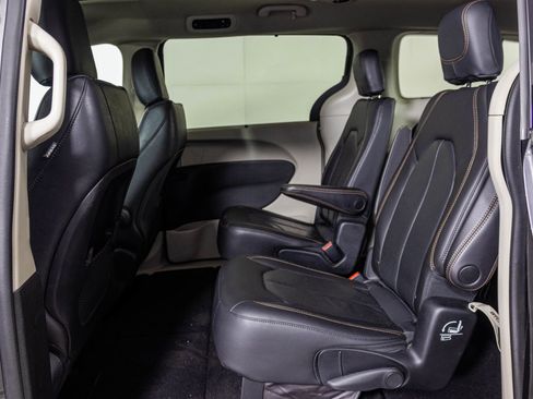 Used 2018 Chrysler Pacifica Touring-L image 39