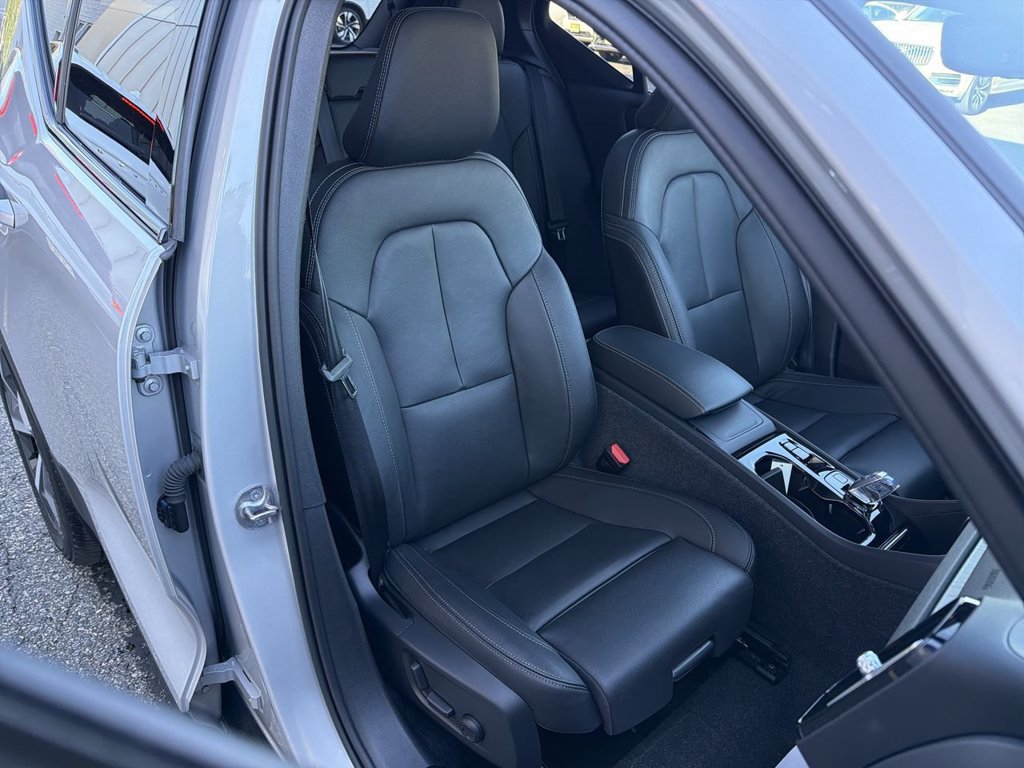 Certified 2025 Volvo XC40 B5 Plus w/ Climate Package AWD/4WD image 25