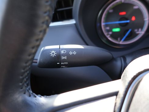 Used 2022 Toyota Venza XLE image 38