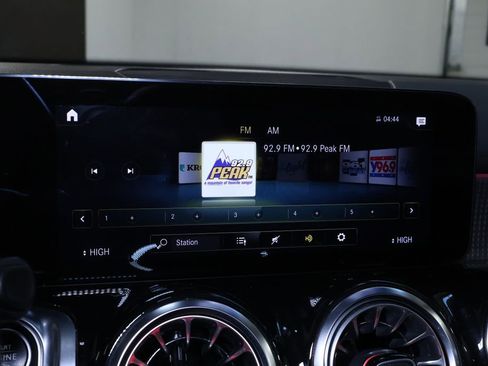 Used 2022 Mercedes-Benz GLB 250 4MATIC w/ Premium Package image 31