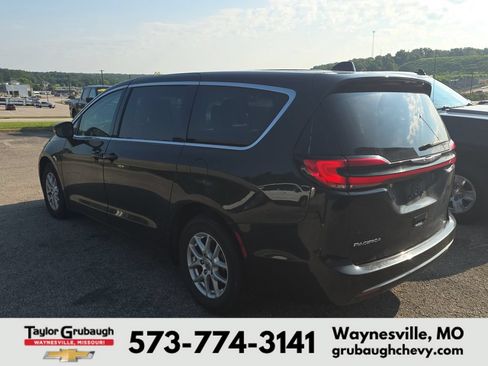 Used 2023 Chrysler Pacifica Touring-L FWD image 4