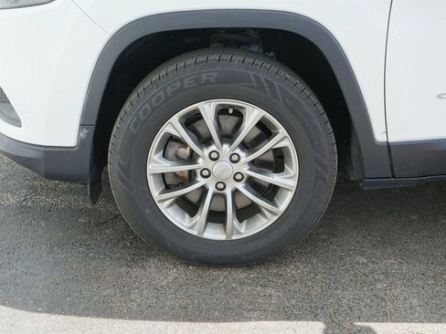Used 2019 Jeep Cherokee Latitude Plus w/ Cold Weather Group AWD/4WD image 6