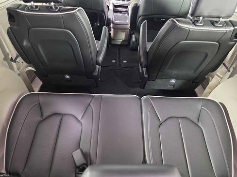 Used 2024 Chrysler Pacifica Limited image 35
