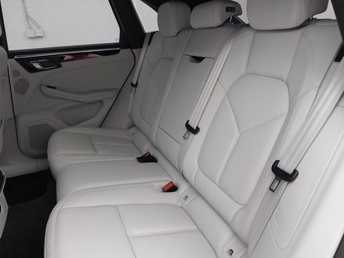 Certified 2026 Porsche Macan AWD/4WD image 16