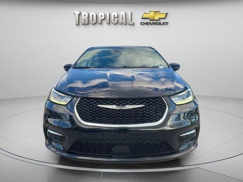 Used 2024 Chrysler Pacifica Touring-L image 8