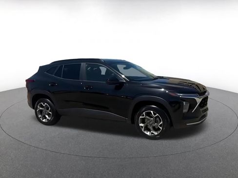 Used 2025 Chevrolet Trax LT FWD image 2