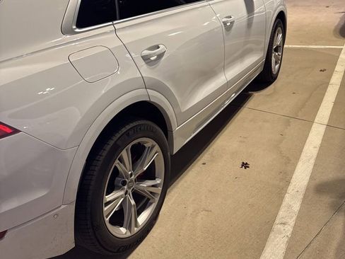 Used 2019 Audi Q8 Premium Plus w/ Premium Plus image 4